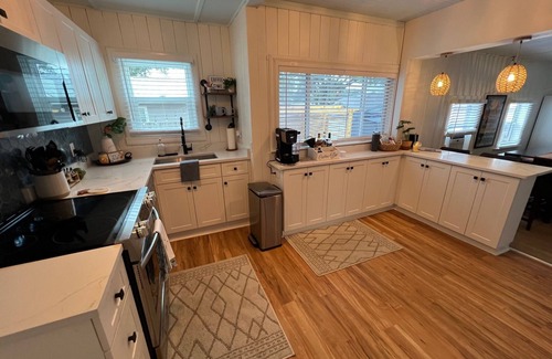 Dunedin Cottage | 1000 Oaks Cottage- 3 Bed/2 Bath with Hot Tub & short walk to Downtown Dunedin