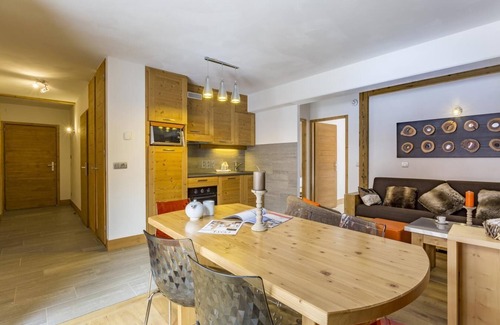 Les Brevieres Apartment | 100m from ski lifts, fitness, swimming pool, sauna, hammam, balcony, tv, 110m², Tignes