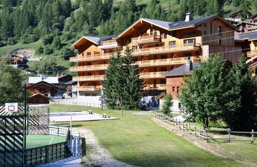 Les Brevieres Apartment | 100m from ski lifts, fitness, swimming pool, sauna, hammam, balcony, tv, 110m², Tignes