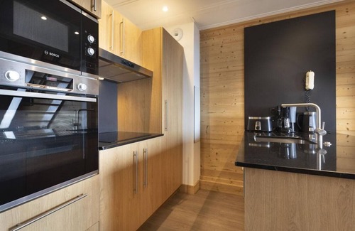 Val-Thorens Apartment | 100m from ski slopes, fitness, swimming pool, sauna, jacuzzi, hammam, balcony, tv, ski locker, 60m²