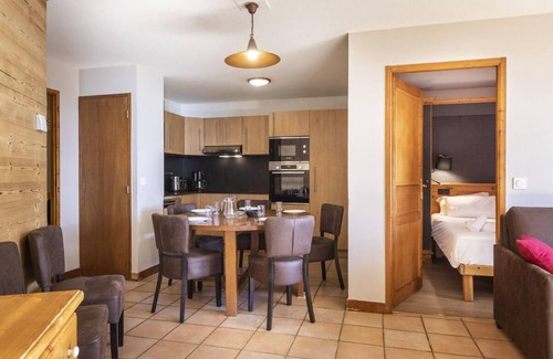 Val-Thorens Apartment | 100m from ski slopes, fitness, swimming pool, sauna, jacuzzi, hammam, balcony, tv, ski locker, 60m²