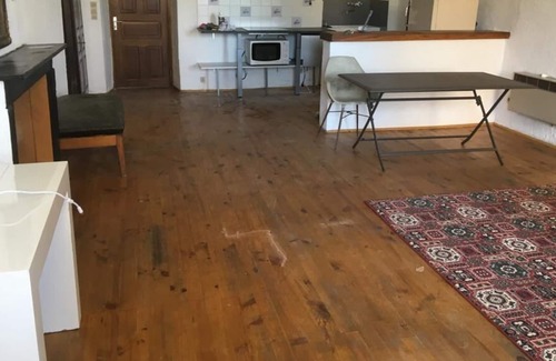 Croce Apartment | 100m2 apartment in large historic house