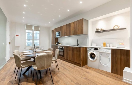 Vivienne Apartment | 100m2 Uber Chic-Discover the city's treasured buildings and iconic Place Vendome