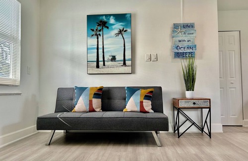 Tropic Apartment | 101 Charming studio in brilliant Melbourne with AC