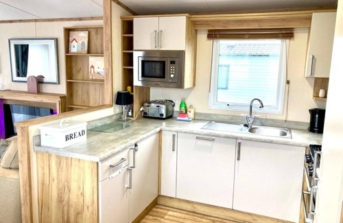 Bude Cabin | 102, Duckpool- a comfortable, spacious modern holiday home, close to amenities