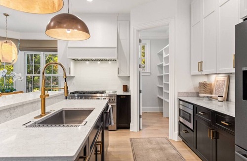 Nashville Apartment | 1037 Battery Lane Nashville (Charissa) - Luxury Home in Green Hills with Garage and Fenced Yard