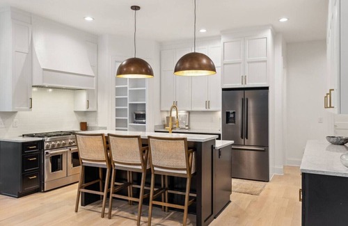 Nashville Apartment | 1037 Battery Lane Nashville (Charissa) - Luxury Home in Green Hills with Garage and Fenced Yard