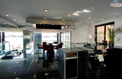 Central Mission Beach House | 105-Sleekretreat