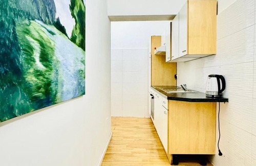 Ottakring Apartment | 10BR Apt for Groups 8Min to Rathausplatz