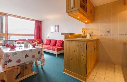 Arc-1800 Apartment | 10m from resort center, 2nd floor, view valley, balcony, tv, 33m², Les Arcs