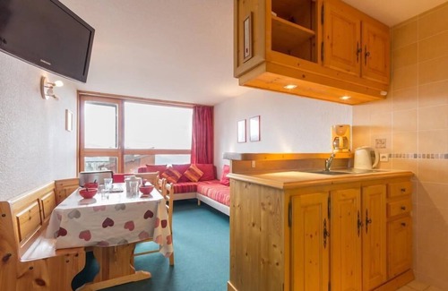 Arc-1800 Apartment | 10m from resort center, 2nd floor, view valley, balcony, tv, 33m², Les Arcs