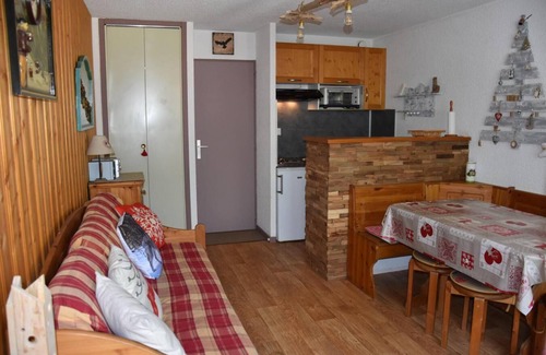 Pralognan-la-Vanoise Apartment | 10m from ski slopes, 2nd floor, balcony, parking, tv, ski locker, 36m², Pralognan-la-Vanoise