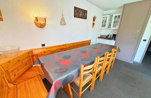 Reberty Apartment | 10m from ski slopes, 2nd floor, balcony, parking, tv, ski locker, 67m², Les Menuires
