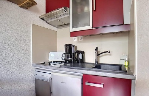 Les Menuires Apartment | 10m from ski slopes, 2nd floor, balcony, tv, ski locker, 22m², Les Menuires