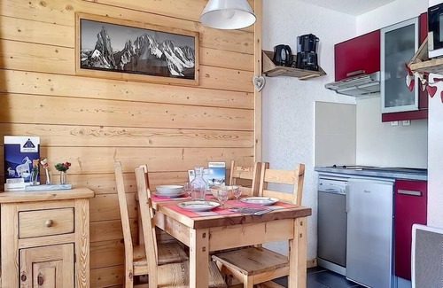 Les Menuires Apartment | 10m from ski slopes, 2nd floor, balcony, tv, ski locker, 22m², Les Menuires