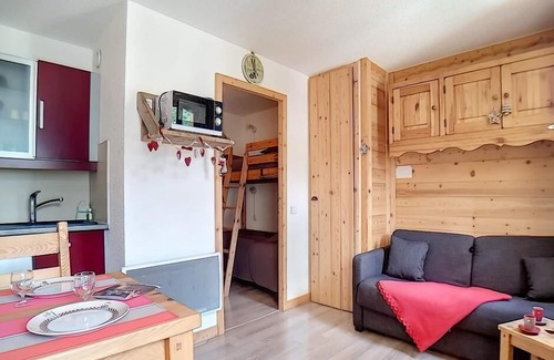 Les Menuires Apartment | 10m from ski slopes, 2nd floor, balcony, tv, ski locker, 22m², Les Menuires