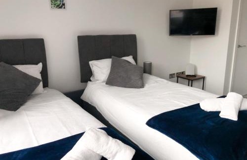 Manchester Apartment | 10min to City - FREE Parking - Private Studio - Contractor Friendly