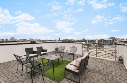 Nashville House | 11 Beds 4 Bedrooms 4 Baths with a Rooftop Deck and Garage