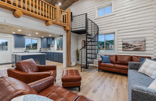 St. Charles Apartment | 11 cabins! Hot tub! Family Reunion! Business Retreat! Sleeps 50+