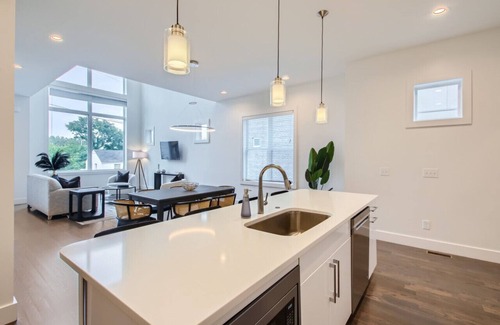 Hurwood Heights House | 11- Modern Retreat - The Music City Collection