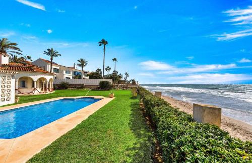 Urbanizacion Marbessa Villa | 1100 Marbella Beachfront first line