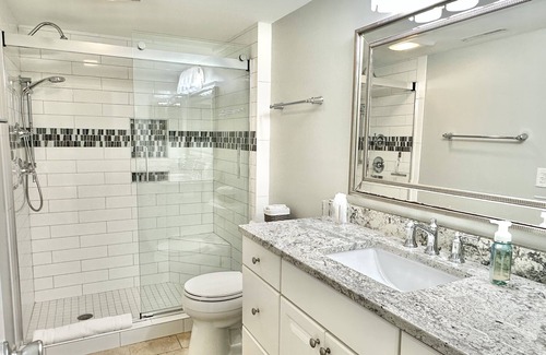 Shipyard Plantation Villa | 1104 Shipmaster - UPDATED 4BR IN SHIPYARD! GOLF VIEWS! WALK OR BIKE TO BEACH!