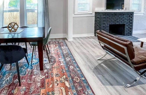 Eastside Promise Neighborhood House | 1108A · Charming Dignowity Hill ~ 5★ Location ~ ♛King Beds