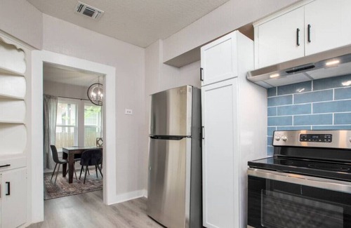 Eastside Promise Neighborhood House | 1108A · Charming Dignowity Hill ~ 5★ Location ~ ♛King Beds