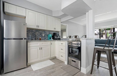 Nurmi Isles Apartment | 111 #5 · 1 bedroom with pool on the water in Las Olas!