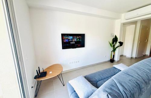 Vias Apartment | 111 Acces direct 3min de la MER,2 places de parking gratuite, terrasse