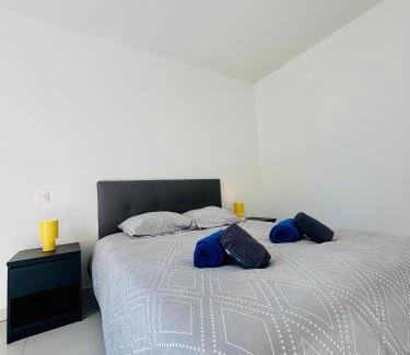 Vias Apartment | 111 Acces direct 3min de la MER,2 places de parking gratuite, terrasse