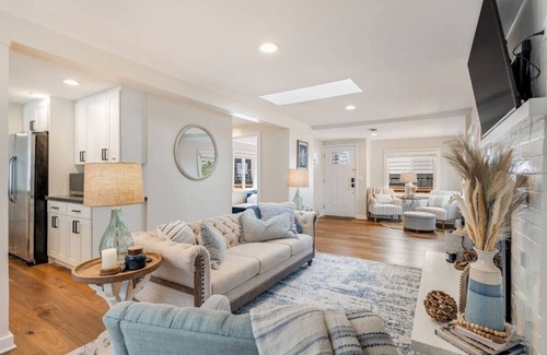 Seaview Apartment | 113 - Cottage Gem ~ Min to Waterfront