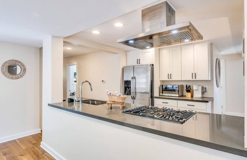 Seaview Apartment | 113 - Cottage Gem ~ Min to Waterfront