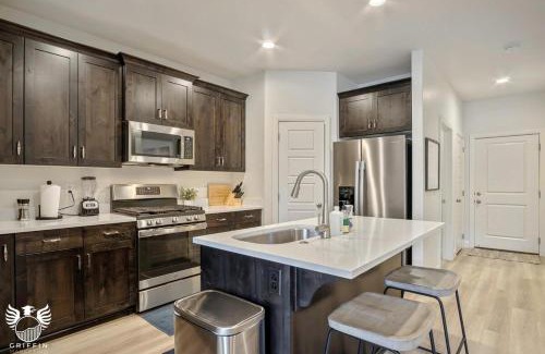 Washington House | 1169 Spacious Townhome at Escondido