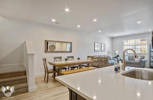 Washington House | 1169 Spacious Townhome at Escondido