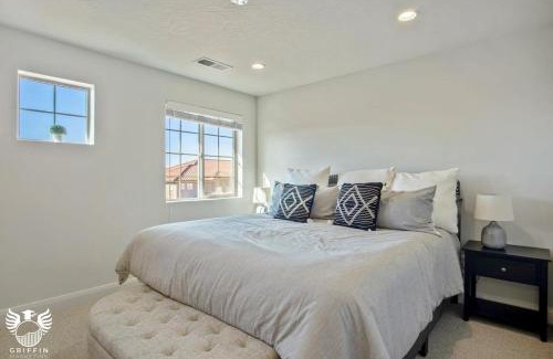 Washington House | 1169 Spacious Townhome at Escondido