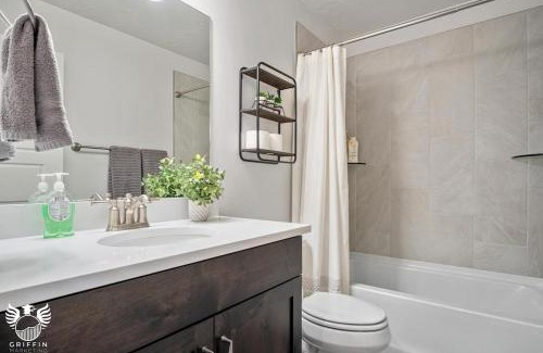 Washington House | 1169 Spacious Townhome at Escondido