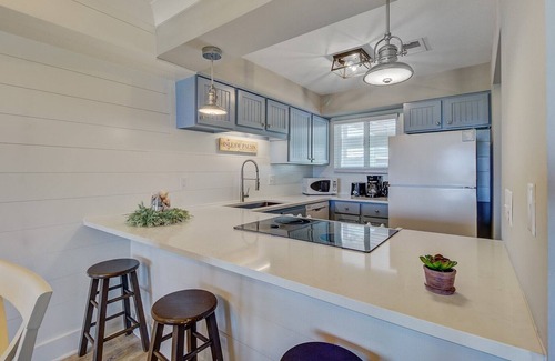 Isle of Palms House | 11B Mariners Walk by AvantStay | Direct Beach Access! | Views | Communal Pool