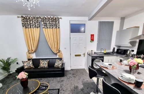 Leeds House | *11BR* Setup for your most amazing relaxed stay +Free Parking + Free Fast WiFi *