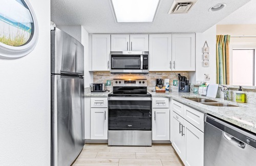 Crescent Beach Condo | 11th-floor oceanfront condo with hot tub, pool, & central AC
