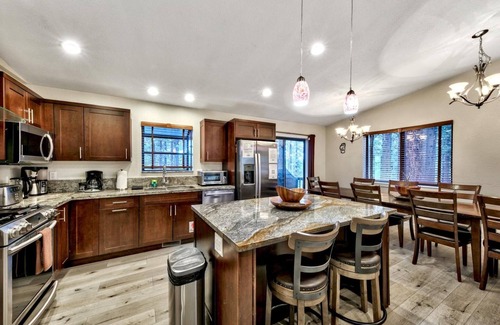 Montgomery Estates Cabin | 12 Guests+Kids, 13 Beds, Private Hot Tub, Fully Remodeled, Pool Table, Pet Friendly, A/C