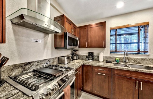 Montgomery Estates Cabin | 12 Guests+Kids, 13 Beds, Private Hot Tub, Fully Remodeled, Pool Table, Pet Friendly, A/C