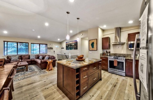 Montgomery Estates Cabin | 12 Guests+Kids, 13 Beds, Private Hot Tub, Fully Remodeled, Pool Table, Pet Friendly, A/C