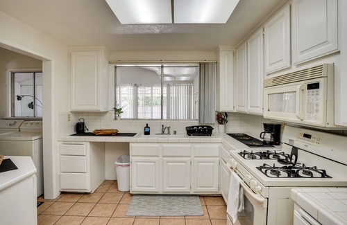 Downey House | 12 Mi to Dtwn LA: Family Home w/Private Sauna!
