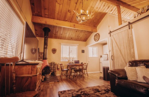 Big Bear Cabin | 12 min to the slopes! Sugar Bear cabin- private with hot tub & fireplace 🐶