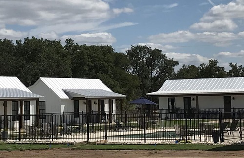 Fredericksburg Cabin | 12 unit Lodge Pool, Hot Tub, fire pit, king bed, Full kitchen, Private Cottage