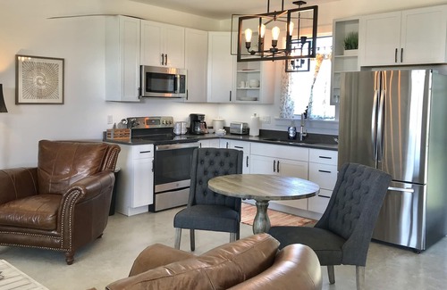 Fredericksburg Cabin | 12 unit Lodge Pool, Hot Tub, fire pit, king bed, Full kitchen, Private Cottage