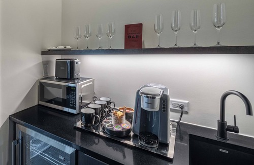 West End Hotel | 121 Hotel by AvantStay | Modern Executive Suite w/Juliet Balcony In Nashville!