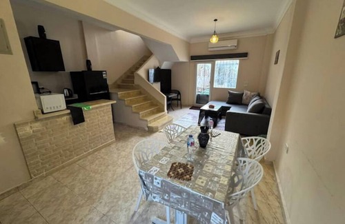 Bulaq ad Dakrur Apartment | 123 · 2BR townhouse, 1 bath, yard