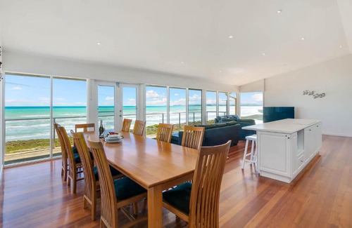 Middleton House | 124 Surfers Pde - BYO Linen Beachfront